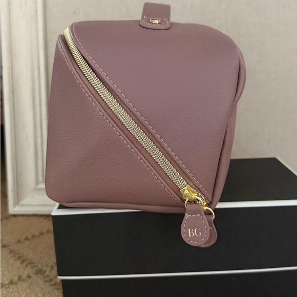 Bergdorf Goodman Lilac Large Travel Makeup Bag w gold hardware NWOT - Picture 4 of 16